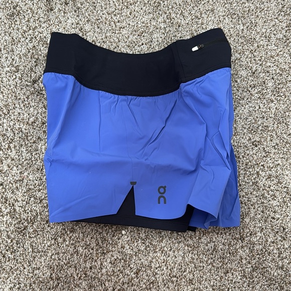 ON RUNNING Women’s Running Shorts in Colbalt Blue size large - Picture 4 of 9